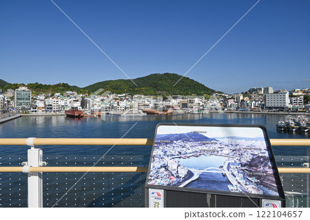 [South Korea/Gyeongsangnam-do] Tongyeong townscape seen from Gangguan pedestrian bridge 122104657