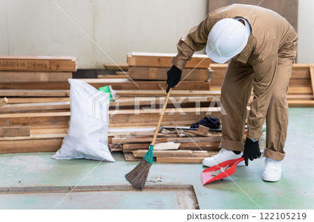 在建築工地工作的中年男子 在建築工地工作的中年男子 122105219