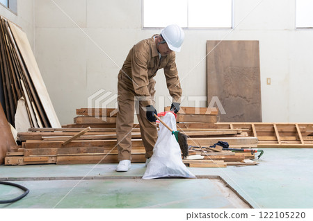 在建築工地工作的中年男子 在建築工地工作的中年男子 122105220