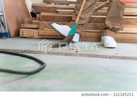 在建築工地工作的中年男子 在建築工地工作的中年男子 122105221