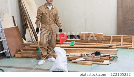 在建築工地工作的中年男子 122105222