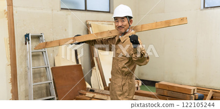 在建築工地工作的中年男子 在建築工地工作的中年男子 122105244