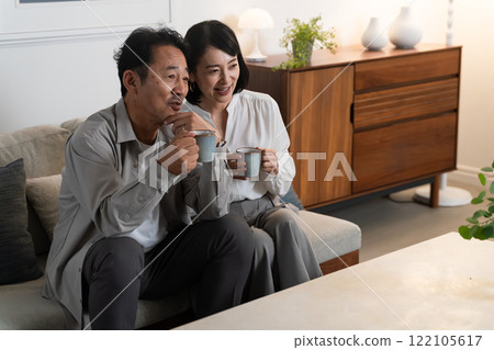 中年夫婦看電視的生活方式形象 中年夫婦看電視的生活方式形象 122105617