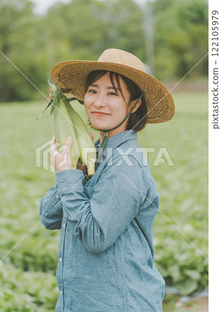 Corn and female farmers 122105979