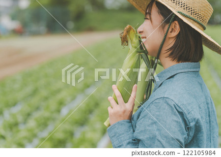 Corn and female farmers 122105984