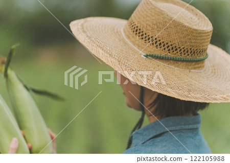 Corn and female farmers 122105988