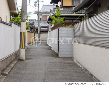 穿過人口密集住宅區的小巷風景 穿過人口密集住宅區的小巷風景 122106202