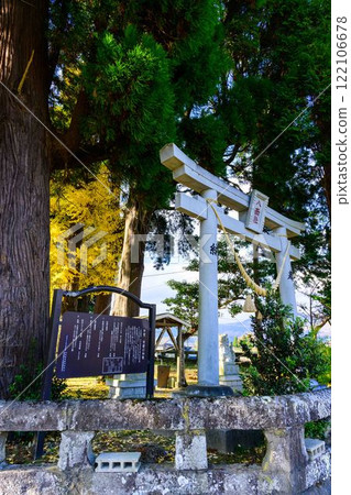 Autumn scenery of the shrine and the rays of the autumn sun. Hachimensha Shrine / Ichishimo Shrine (Minamiaso Village) 122106678