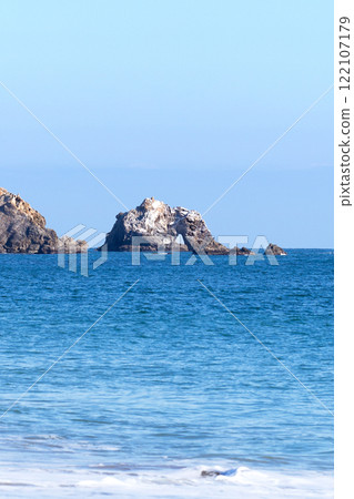 A stone gate at sunrise seen from the sandy beach of Koijigahama. A stone gate off the coast (Atsumi Peninsula, Tahara City, Aichi Prefecture) 122107179