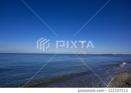 晴朗的天空下,蔚藍的海邊,遠處的火電廠 晴朗的天空下,蔚藍的海邊,遠處的火電廠 122107213