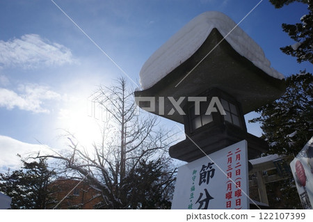 冬天的奧秘：白雪覆蓋的石燈和藍天 122107399