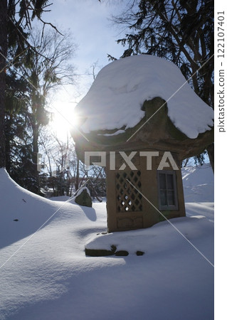 冬日的陽光與石燈籠：雪景中描繪的日本的寧靜 122107401