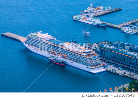 日本橫濱市容 首次進港。新光碼頭客船碼頭的維京伊甸園與大山回榮丸景觀 = 19th 122107548