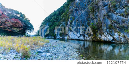 Panoramic view of the suspension bridge and river. Autumn foliage viewing spot, camping spot, sightseeing spot, Tategami Gorge (Hikawa-cho, Yatsushiro-gun) Panoramic view of the suspension bridge and river. Autumn foliage viewing spot, camping spot, sightseeing spot, Tategami Gorge (Hikawa-cho, Yatsushiro-gun) 122107754