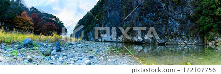 吊橋和河流全景、紅葉景點/露營地、休閒勝地立神峽谷（八代郡冰川町） 122107756