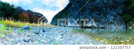 Panoramic view of the suspension bridge and river. Autumn foliage viewing spot, camping spot, sightseeing spot, Tategami Gorge (Hikawa-cho, Yatsushiro-gun) 122107757
