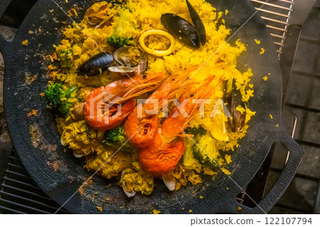 海鮮飯用木柴烤爐製作的西班牙海鮮飯 122107794