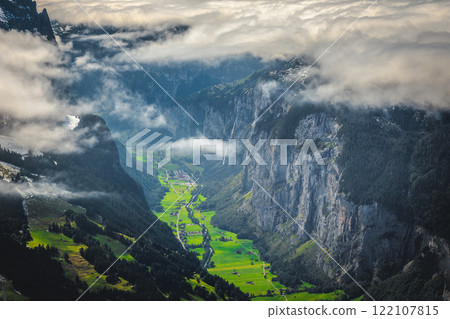 Green fields and stunning cliffs in Lauterbrunnen valley, Switzerland 122107815