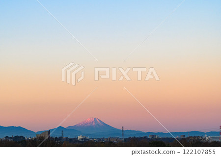 從距離約 100 公里的埼玉縣戶田市眺望紅富士的壯麗景色 122107855