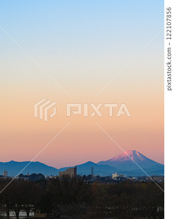 從距離約 100 公里的埼玉縣戶田市眺望紅富士的壯麗景色 122107856