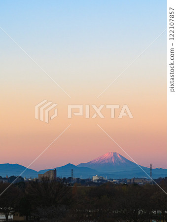 從距離約 100 公里的埼玉縣戶田市眺望紅富士的壯麗景色 122107857