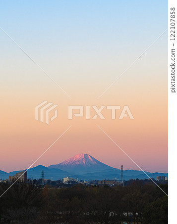 從距離約 100 公里的埼玉縣戶田市眺望紅富士的壯麗景色 122107858
