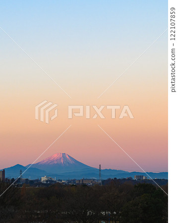 從距離約 100 公里的埼玉縣戶田市眺望紅富士的壯麗景色 122107859