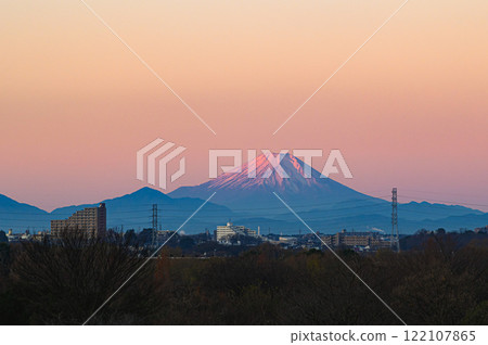 從距離約 100 公里的埼玉縣戶田市眺望紅富士的壯麗景色 從距離約 100 公里的埼玉縣戶田市眺望紅富士的壯麗景色 122107865