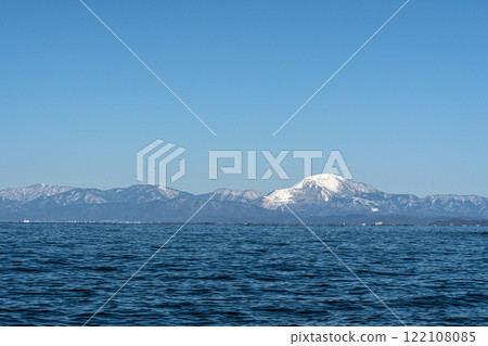 從近江八幡市栗見附近的湖畔眺望伊吹山的雪景 122108085