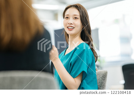在辦公室開會的職業女性 122108418