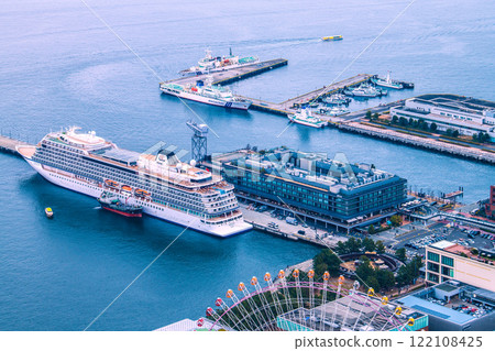 日本橫濱市容 首次進港。新光碼頭客船碼頭的維京伊甸園與大山回榮丸景觀 = 19th 122108425