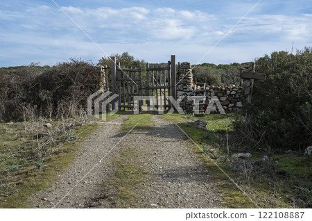Rustic wooden gate with dry stone wall in a rural countryside Rustic wooden gate with dry stone wall in a rural countryside 122108887