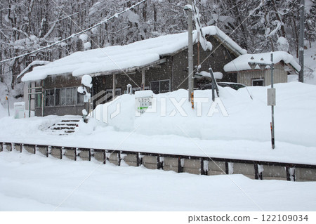 Shiokari Station is covered in a blanket of snow. Shiokari Station is covered in a blanket of snow. 122109034