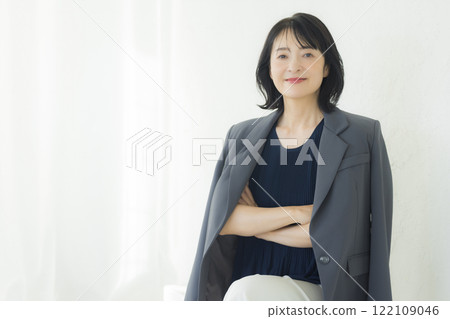 穿西裝的中年婦女 122109046
