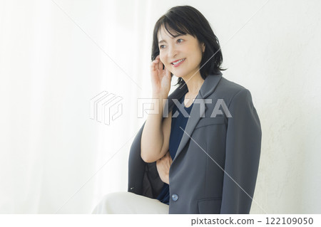 穿西裝的中年婦女 122109050