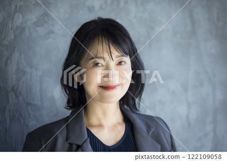 穿西裝的中年婦女 122109058