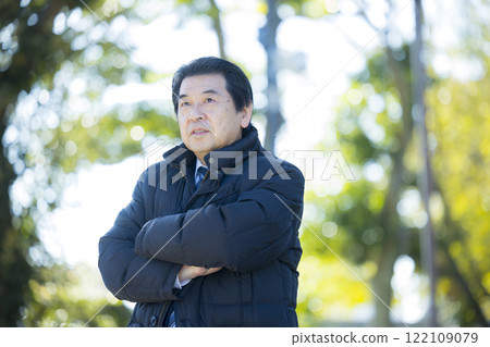 Senior man in a suit in the park 122109079