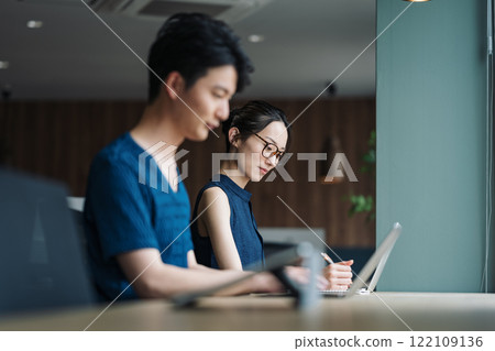 在共享辦公空間工作的 IT 工程師 122109136