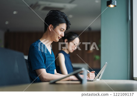 在共享辦公空間工作的 IT 工程師 122109137