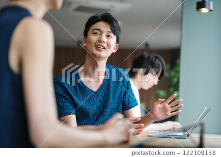 在共用辦公室工作的年輕人 122109138