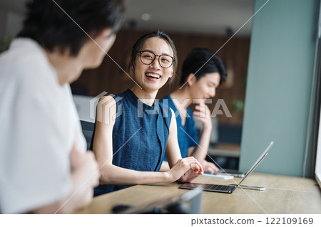 在共用辦公室工作的職業女性 122109169