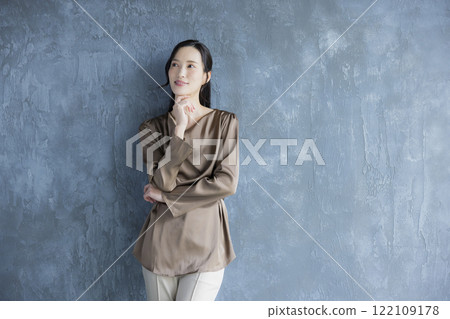 A young woman looking at the camera 122109178