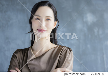 看照相機的一個少婦 122109180