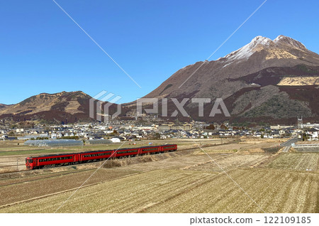 秋天穿過由布岳和由布院盆地的紅色列車 122109185