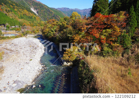 國道257號線香瀨大橋（岐阜縣下呂市馬瀨川）的紅葉 122109212