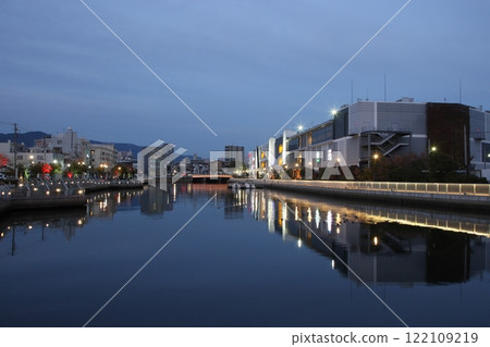 反映在兵庫運河中的橋樑 反映在兵庫運河中的橋樑 122109219