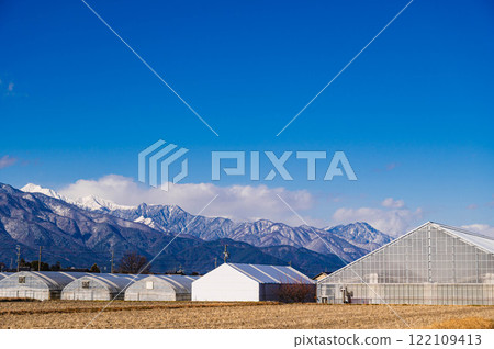 一排排農舍和北阿爾卑斯山 一排排農舍和北阿爾卑斯山 122109413