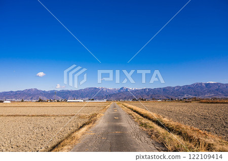 筆直的農場道路延伸至美原 122109414