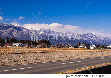 白雪覆蓋的北阿爾卑斯山和冬季的道路 122109415