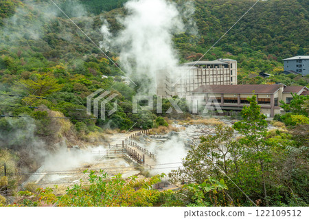 長崎縣雲仙市，遠眺充滿蒸氣的雲仙地獄 122109512